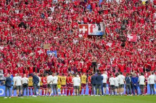 L'équipe de Suisse et son équipe en communion samedi, à l'issue du quart de finale de l'Euro perdu face à l'Angleterre à Düsseldorf.